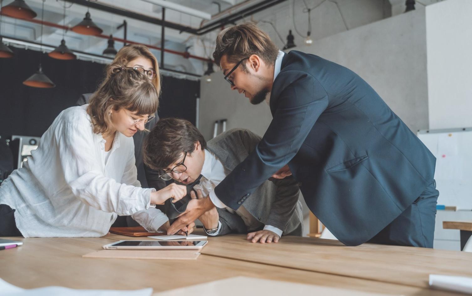 Finanzmodellierung Arbeitsplatz mit Diagrammen und Analysewerkzeugen